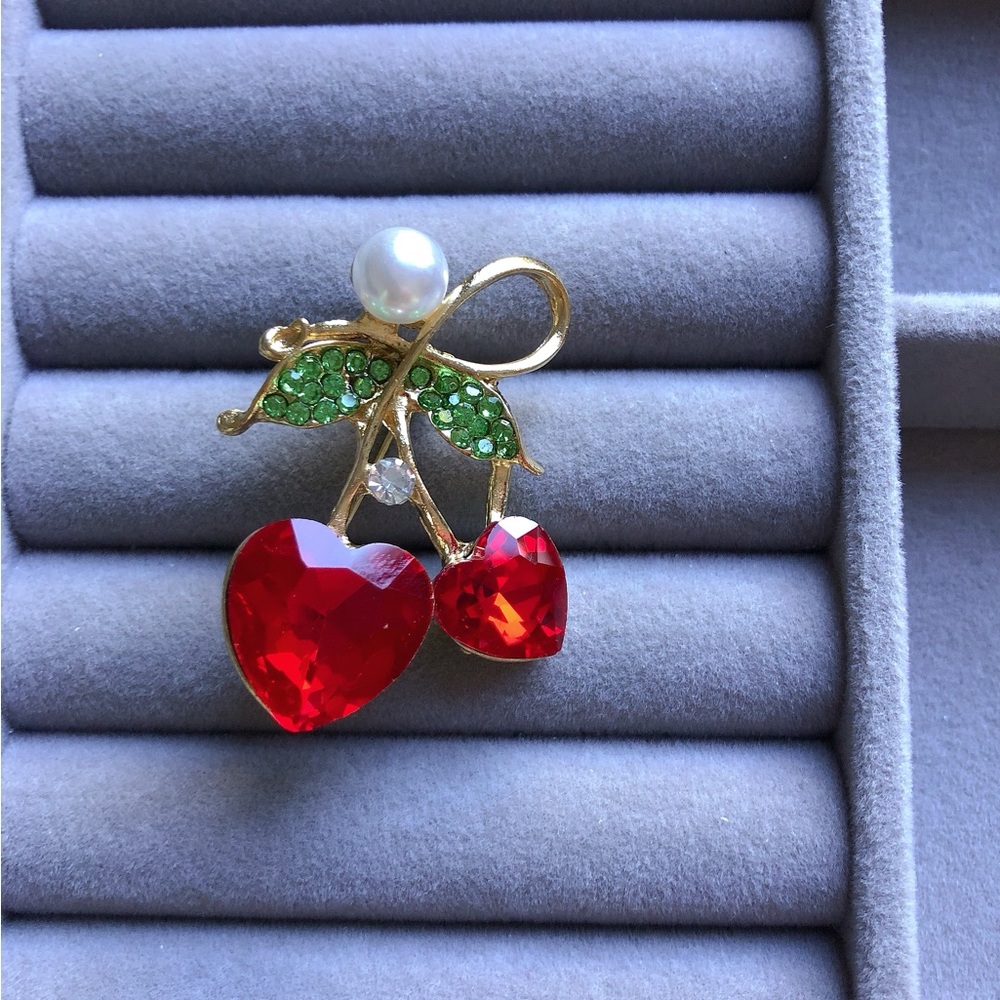 🌟🌟Elegant Red and Green Gemstone Brooch